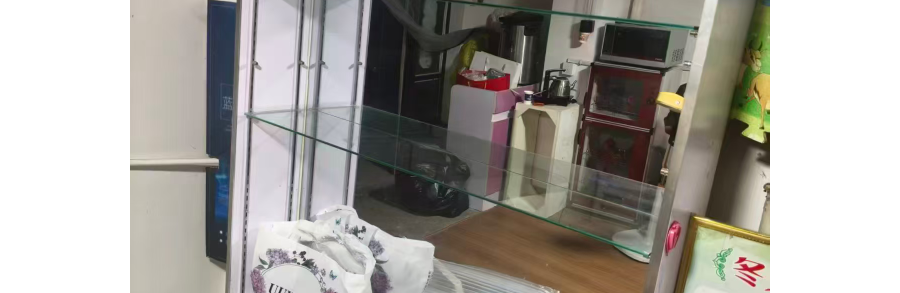 处理化妆品摆放货架，美容店头疗床
