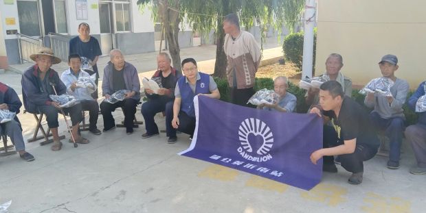 蒲公英公益携手临沂瑞泰鞋业再次为铜井、孙祖、砖埠、蒲汪 敬老院赠送爱心运动鞋