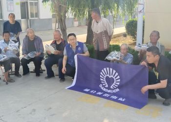 蒲公英公益携手临沂瑞泰鞋业再次为铜井、孙祖、砖埠、蒲汪 敬老院赠送爱心运动鞋