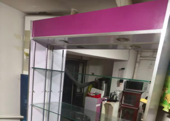 处理化妆品摆放货架，美容店头疗床